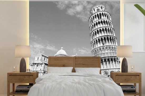 Behang - Fotobehang Zwart-wit beeld toren van Pisa naast oude kathedraal - Breedte 350 cm x hoogte 350 cm