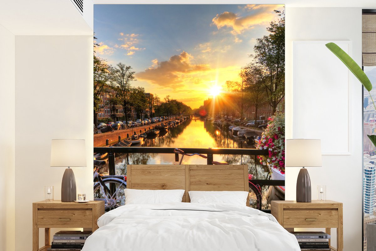 Behang - Fotobehang Amsterdam - Bloemen - Brug - Fiets - Zonsondergang - Breedte 190 cm x hoogte 260 cm