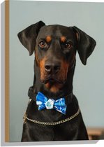 WallClassics - Hout - Hond met Blauwe Strik - 40x60 cm - 9 mm dik - Foto op Hout (Met Ophangsysteem)