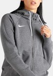 Close-up van een grijs Nike fleece trainingsvest met witte trekkoorden en Nike logo op de borst.