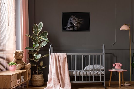 Photo encadrée - Portrait d'un cheval à la longue crinière sur fond noir Cadre photo noir sans passe-partout 60x40 cm - Affiche encadrée (Décoration murale salon / chambre)