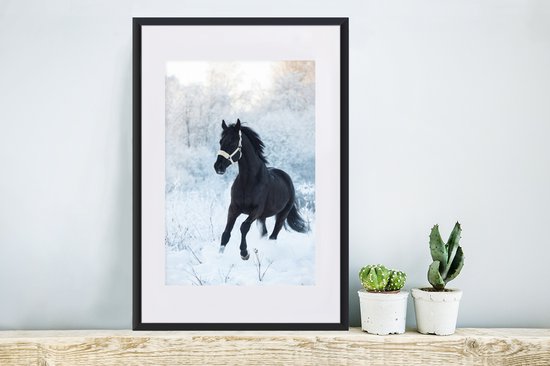 Photo encadrée - Cheval Zwart dans un cadre photo paysage d'hiver noir avec passe partout blanc 40x60 40x60 cm - Affiche encadrée (Décoration murale salon / chambre)