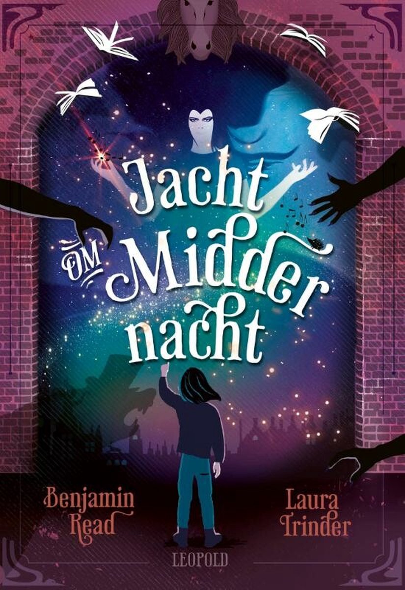 Boekcover met de titel 'Jacht om Middernacht'. Een meisje kijkt naar een sterrenhemel met een figuur.