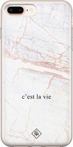 Casimoda® hoesje - Geschikt voor iPhone 8 Plus - C'est La Vie - Siliconen/TPU telefoonhoesje - Backcover - Tekst - Bruin/beige