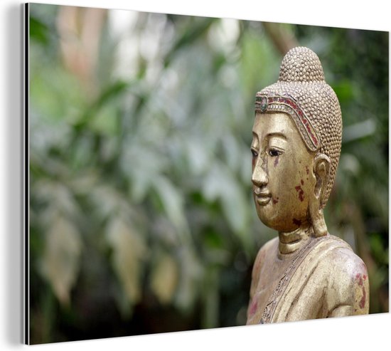 Wanddecoratie Metaal - Aluminium Schilderij Industrieel - Oud Boeddha standbeeld in een tuin - 30x20 cm - Dibond - Foto op aluminium - Industriële muurdecoratie - Voor de woonkamer/slaapkamer