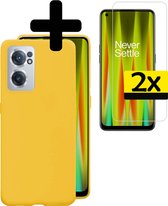 Hoesje Geschikt voor OnePlus Nord CE 2 Hoesje Siliconen Case Met 2x Screenprotector - Hoes Geschikt voor OnePlus Nord CE 2 Hoes Siliconen - Geel