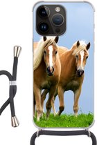 Telefoonhoesje Geschikt voorApple Iphone 14 Pro - Paarden - Gras - Lucht - Siliconen - Crossbody - Backcover met Koord - Telefoonhoesje met koord - Hoesje met touw
