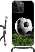 Geschikt voorApple Iphone 14 Pro - Crossbody Case - Voetbal in het gras - Siliconen - Crossbody - Backcover met Koord - Telefoonhoesje met koord - Hoesje met touw