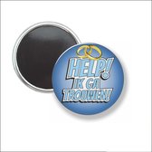 Button Met Magneet 58 MM - Help Ik Ga Trouwen - Blauw - NIET VOOR KLEDING
