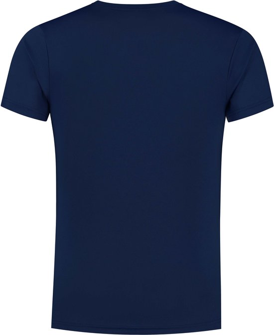 Achterkant van een effen donkerblauw sportshirt voor heren, korte mouwen.