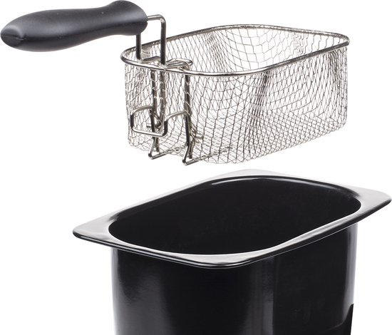 Een RVS frituurmand met zwart handvat boven een zwarte binnenpan.