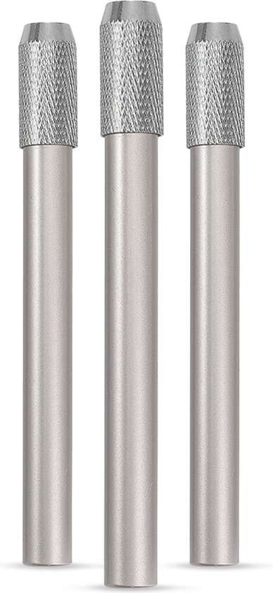 Drie zilverkleurige, metalen potloodverlengers met grip.