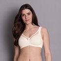 Model met een crèmekleurig vest, doorschijnende bandjes en een detail middenvoor.