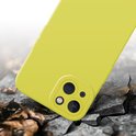 Étui iPhone jaune sur des pierres brisées avec des feuilles d'automne.