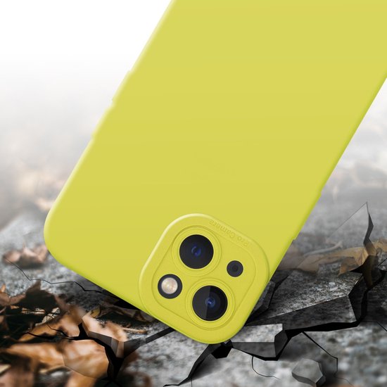 Étui iPhone jaune sur des pierres brisées avec des feuilles d'automne.