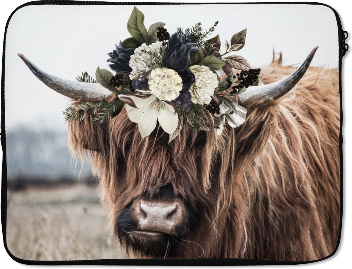 Laptophoes 17 inch - Schotse hooglander - Bloemen - Hoorn - Laptop sleeve - Binnenmaat 41x28 cm - Zwarte achterkant