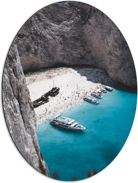 WallClassics - Dibond Ovaal -  Boten op Navagio Beach op Zakynthos - 51x68 cm Foto op Ovaal (Met Ophangsysteem)