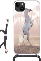 Geschikt voorApple Iphone 14 Plus - Crossbody Case - Paard - Zand - Palmboom - Siliconen - Crossbody - Backcover met Koord - Telefoonhoesje met koord - Hoesje met touw