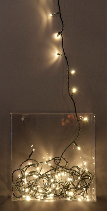 Donkergroene kerstverlichting met warm witte LEDlampjes, binnen een glazen box.