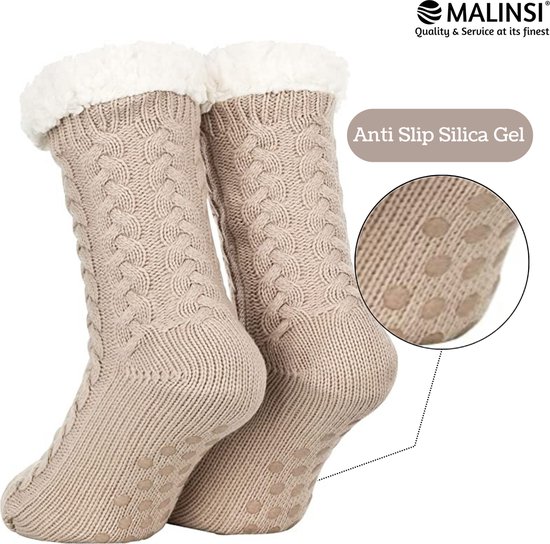 Beige gebreide huissokken met 'Anti Slip Silica Gel' zool, getoond in close-up.