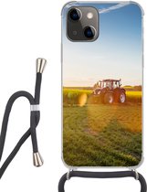 Hoesje met koord Geschikt voor iPhone 13 - Trekker - Gras - Zonsondergang - Siliconen - Crossbody - Backcover met Koord - Telefoonhoesje met koord - Hoesje met touw