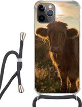 Hoesje met koord Geschikt voor iPhone 11 Pro - Schotse Hooglander - Zonsondergang - Gras - Siliconen - Crossbody - Backcover met Koord - Telefoonhoesje met koord - Hoesje met touw