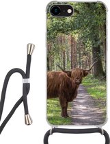 Hoesje met koord Geschikt voor iPhone 7 - Schotse Hooglander - Pad - Boom - Siliconen - Crossbody - Backcover met Koord - Telefoonhoesje met koord - Hoesje met touw