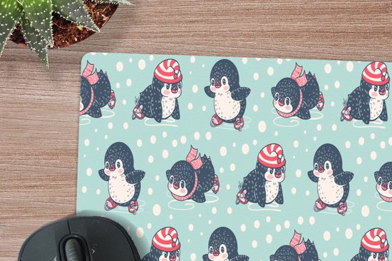 Bureau onderlegger 60x30 cm - Muismat Pinguïn - Schaatsen - Muts - Kinderen - Patroon - Bureaulegger xl - Desk mat beschermer - Computer muismatten