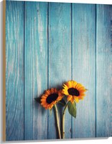 WallClassics - Hout - Zonnebloemen met Blauwe Schutting - 75x100 cm - 12 mm dik - Foto op Hout (Met Ophangsysteem)