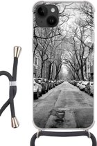 Geschikt voorApple Iphone 14 Plus - Crossbody Case - Geparkeerde auto's in New York - zwart-wit - Siliconen - Crossbody - Backcover met Koord - Telefoonhoesje met koord - Hoesje met touw