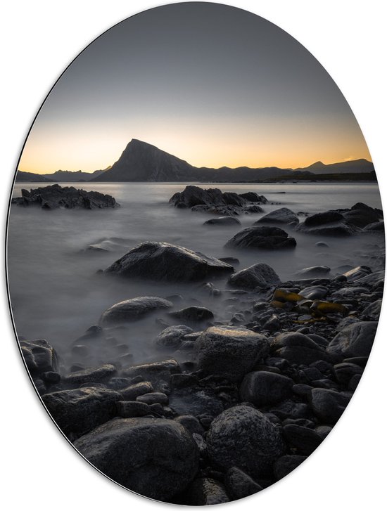WallClassics - Dibond Ovaal - Stenen met Mist ormingd door Bergen - 60x80 cm Foto op Ovaal (Met Ophangsysteem)