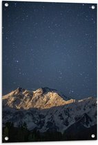WallClassics - Tuinposter – Heldere Sterrenhemel boven Witte Bergtoppen - 60x90 cm Foto op Tuinposter  (wanddecoratie voor buiten en binnen)