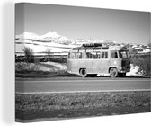 Canvas Schilderij Vintage bus in Armenië - zwart wit - 90x60 cm - Wanddecoratie