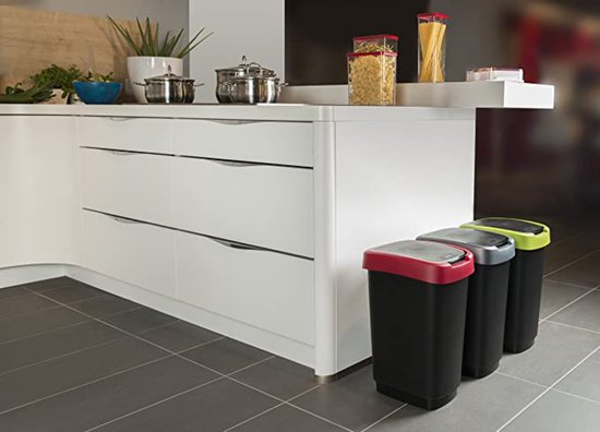 Trois poubelles Rotho côte à côte dans une cuisine: une avec bord de couvercle rouge, une gris, une vert.