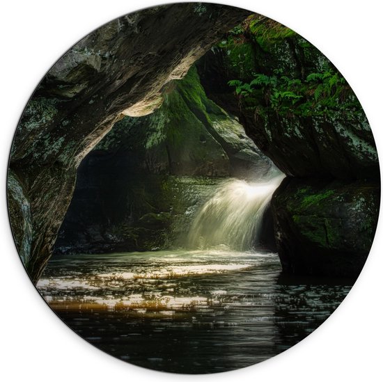 WallClassics - Dibond Muurcirkel - Sprookjesachtige Grot met Rivier - 70x70 cm Foto op Aluminium Muurcirkel (met ophangsysteem)