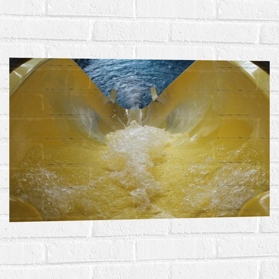 WallClassics - Muursticker - Toboggan Jaune avec Water Courante - 75x50 cm Photo sur Muursticker