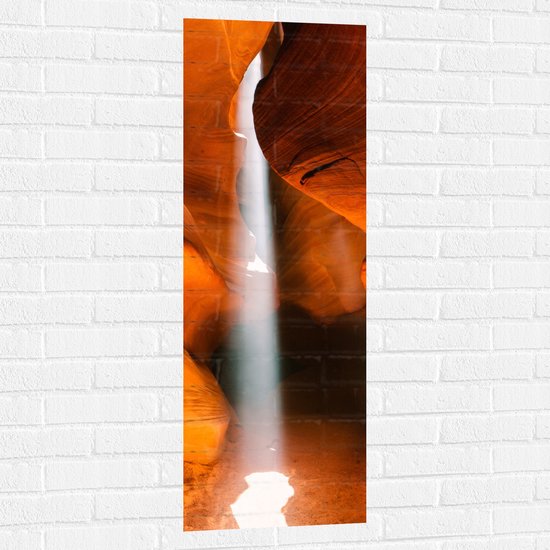 WallClassics - Muursticker - Dunne Lichstraal door Antelope Canyon - 40x120 cm Foto op Muursticker