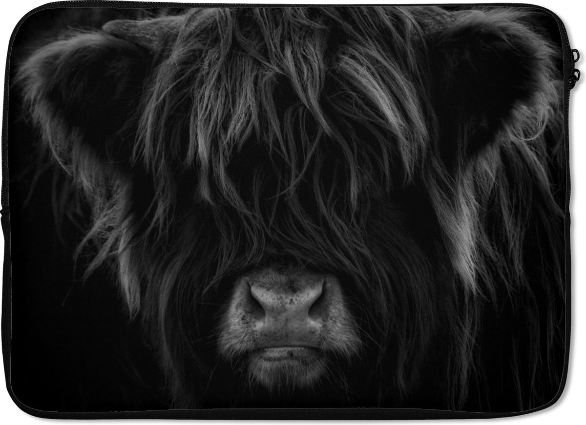 Laptophoes 14 inch - Schotse Hooglander - Koe - Portret - Dieren - Zwart - Wit - Laptop sleeve - Binnenmaat 33x23 cm - Zwarte achterkant