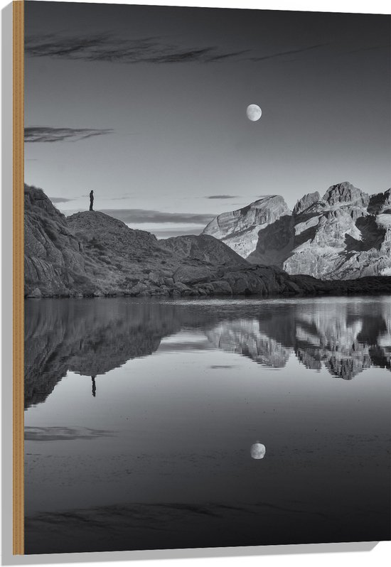 WallClassics - Bois - Personnage sur rochers au bord de Water avec lune en noir et blanc - 60 x 90 cm - Épaisseur 12 mm - Photo sur bois (avec système de suspension)