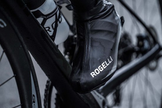 Detail van Rogelli fietsoverschoen met waterdruppels tijdens het fietsen.