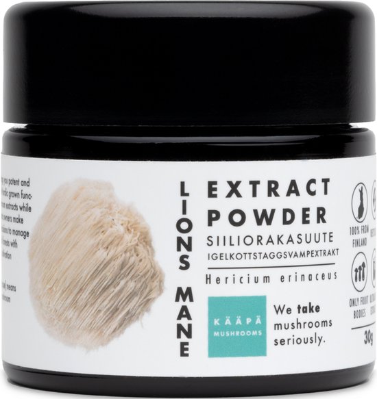 Een potje met Lions Mane Extract Poeder, met op het etiket een tekening van de paddenstoel, de tekst 'LIONS MANE EXTRACT POWDER' en 'KÄÄPÄ MUSHROOMS'
