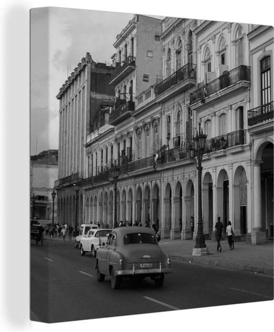 Canvas Schilderij Oude auto's door straat in Cuba - zwart-wit - 50x50 cm - Wanddecoratie