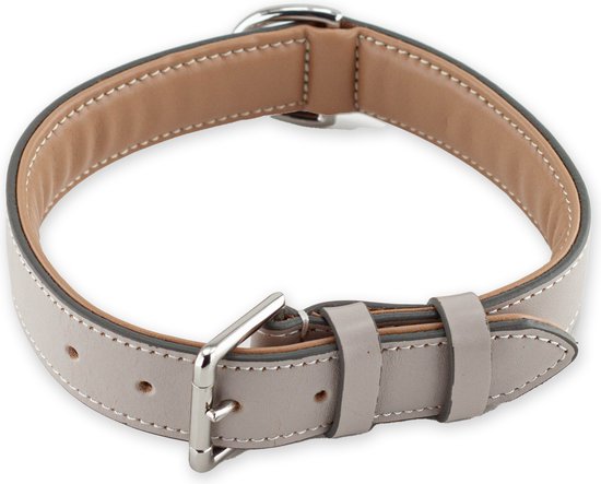 Lichtgrijze leren halsband met zilverkleurige gesp.