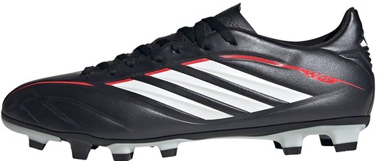 Zwarte voetbalschoen met witte en rode Adidas strepen en rode accenten.