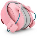 Gevouwen roze Alpine Muffy gehoorbescherming, met zachtroze stoffen hoofdband en roze oorkappen met grijze kussens.