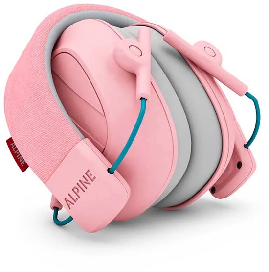Gevouwen roze Alpine Muffy gehoorbescherming, met zachtroze stoffen hoofdband en roze oorkappen met grijze kussens.