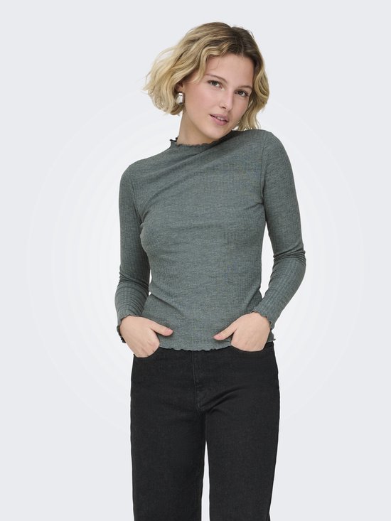 Model met blond haar draagt een grijze coltrui met lange mouwen, geribde textuur, gegolfde kraag en een zwarte broek.