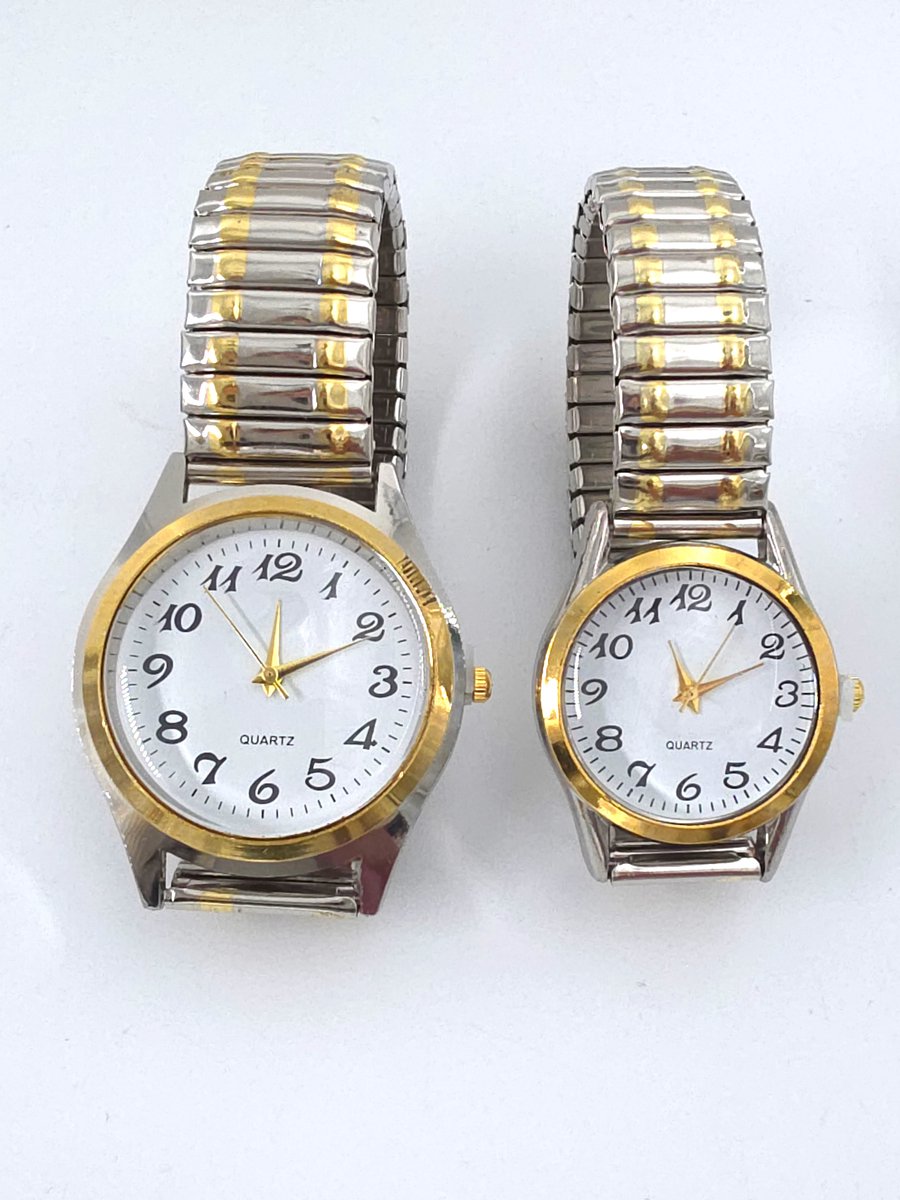 Set - Horloge - Koppels - Vrouw - man - Rekbaar - Klassiek - Zilver met goudkleurig - RVS - Witte duidelijke wijzerplaat - past bijna elke pols - Hetzelfde horloge voor hem en haar.