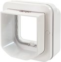Wit SureFlap kattenluik met een tunnelversteviging aan de voorkant, op een witte achtergrond.
