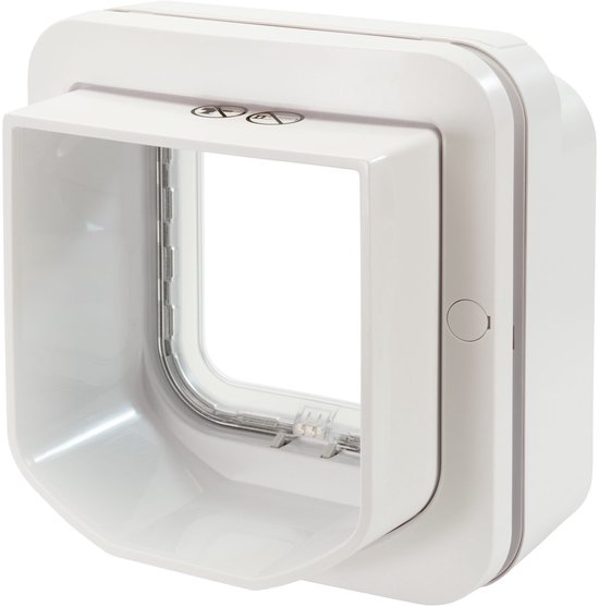 Wit SureFlap kattenluik met een tunnelversteviging aan de voorkant, op een witte achtergrond.